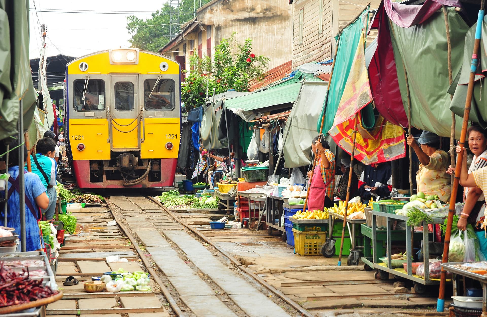 Mercado sobre las vías de Mae Klong