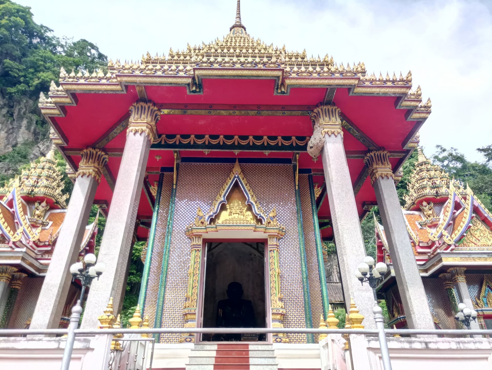 El Wat Tham Khuha Sawan